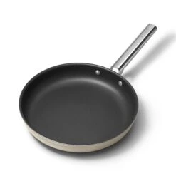 Smeg Poêle Aluminium Antiadhésive 30 Cm Crème Mat 7 Smeg Poêle Aluminium Antiadhésive 30 Cm Crème Mat -Maison Cuisine Rabais 131023 3 1 Poele aluminium antiadhesive 30 cm creme mat Smeg