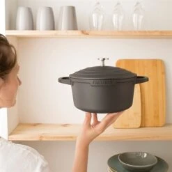 Cocotte Légère Ronde En Fonte D'aluminium 20 Cm 2,6 L Coloris Noir -Maison Cuisine Rabais 203002 2 3 Cocotte legere ronde en fonte d aluminium 20 cm 2 6 L coloris noir Mathon