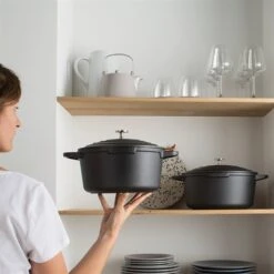 Lot Cocotte Légère Ronde En Fonte D'aluminium 20 Cm Coloris Noir Et Deux Maniques Silicone -Maison Cuisine Rabais 209010 2 2 Lot cocotte legere ronde en fonte d aluminium 20 cm coloris noir et deux maniques silicone Mathon