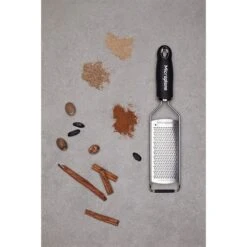 Microplane Râpe à Fromage Fine Gourmet Noire -Maison Cuisine Rabais 478014 4 1 Rape a fromage fine Gourmet noire Microplane