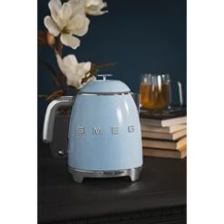 Smeg Mini Bouilloire 0,8 L 1400 W KLF05PBEU Bleu Azur 8 Smeg Mini Bouilloire 0,8 L 1400 W KLF05PBEU Bleu Azur -Maison Cuisine Rabais 702031 3 4 Mini bouilloire 0 8 L 1400 W KLF05PBEU bleu azur Smeg