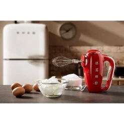 Smeg Batteur à Main 9 Vitesses 250 W HMF01RDEU Rouge 5 Smeg Batteur à Main 9 Vitesses 250 W HMF01RDEU Rouge -Maison Cuisine Rabais 761065 2 1 Batteur a main 9 vitesses 250 W HMF01RDEU rouge Smeg